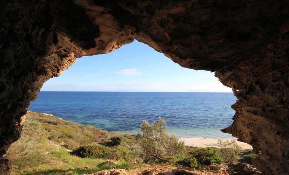 The view from inside a cave overlooking the location of the Vergulde Draeck shipwreck (image courtesy of Bob Sheppard).